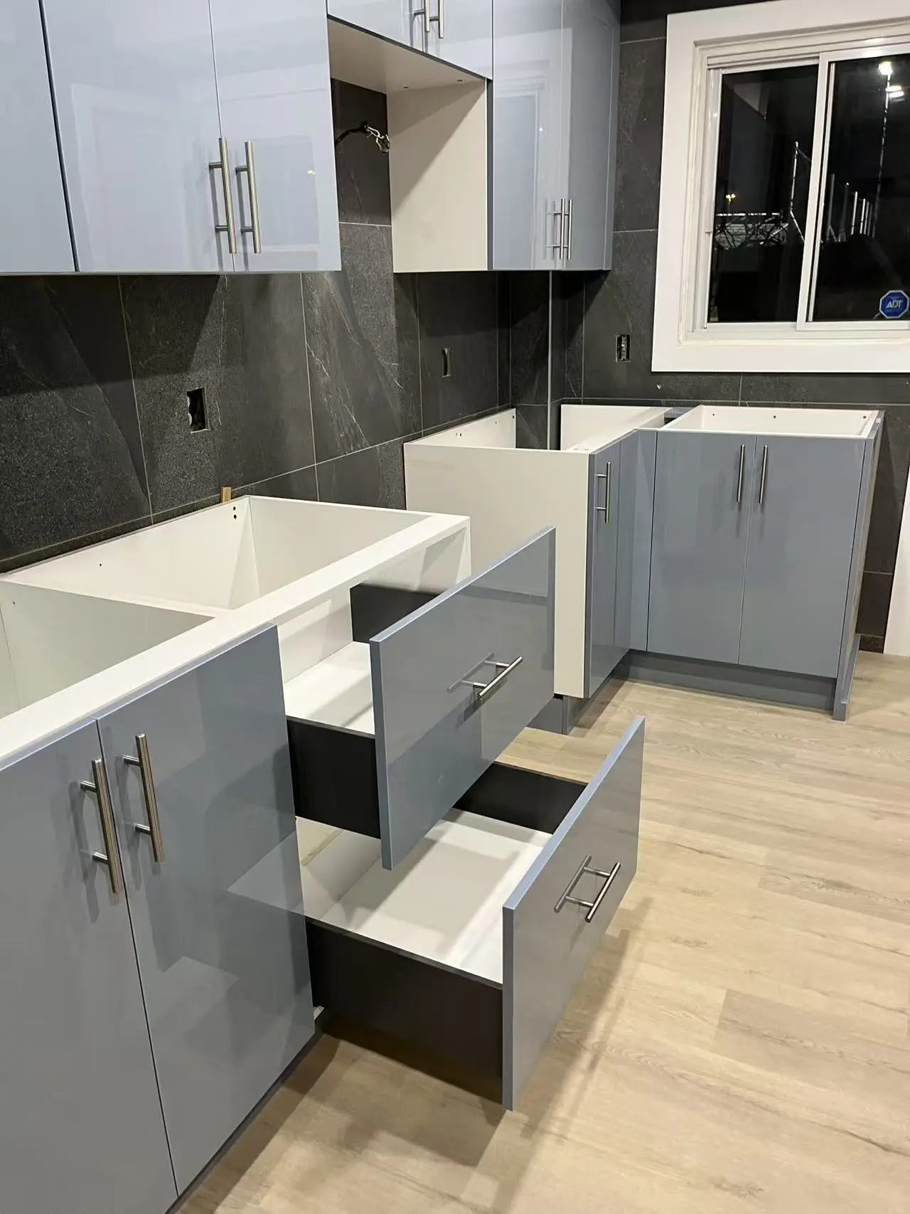 Two-Tone Kitchen Cabinets: A Montreal Style Guide
