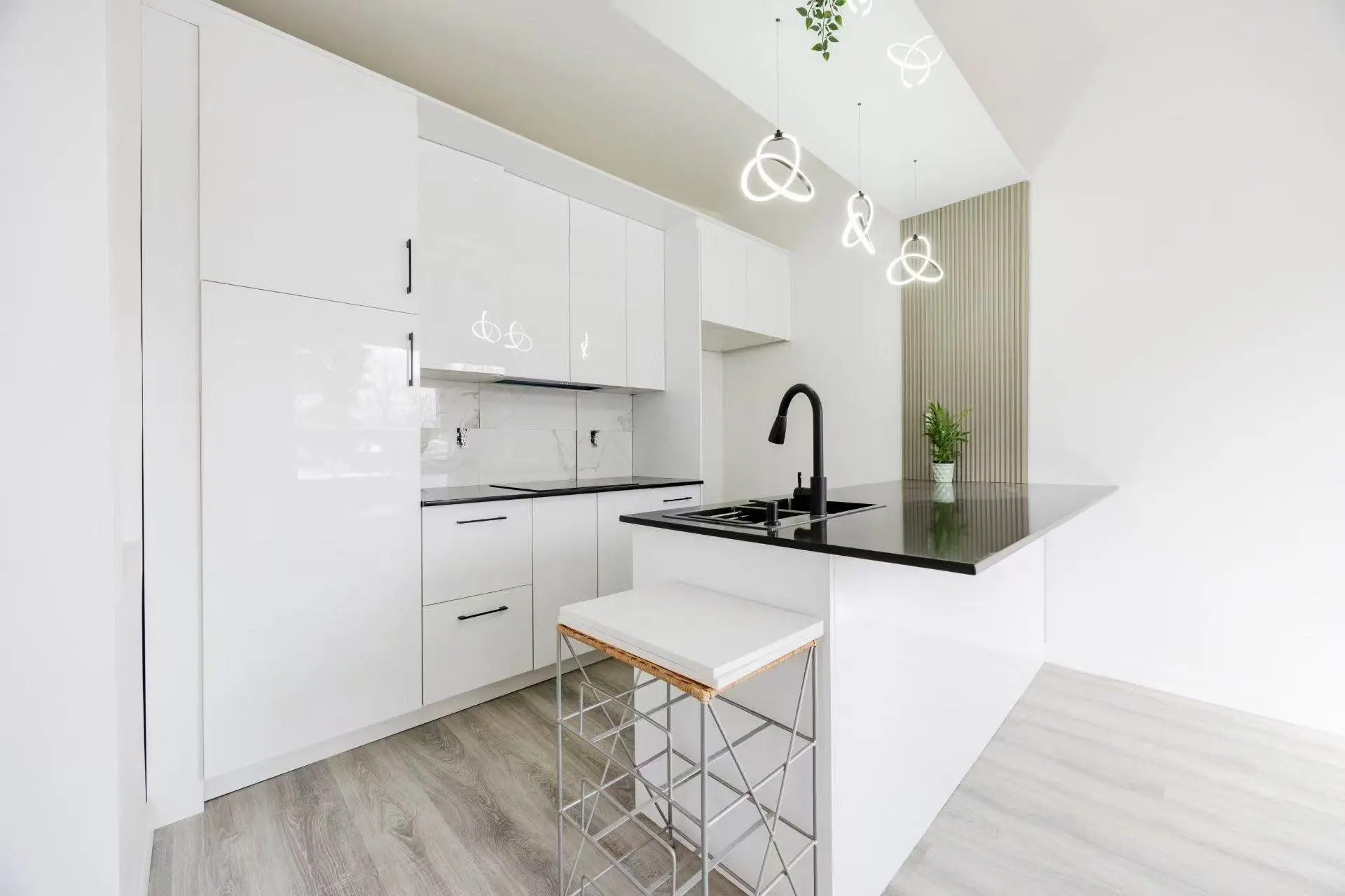 Cabinet Refacing vs. Replacing: Which Is Right for Your Montreal Kitchen?